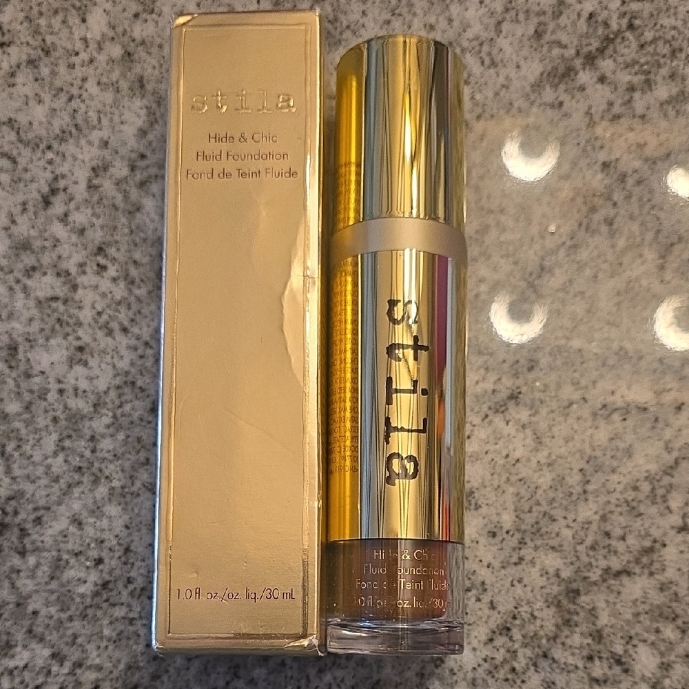Stila Hide & Chic Foundation - Shade Deep 6